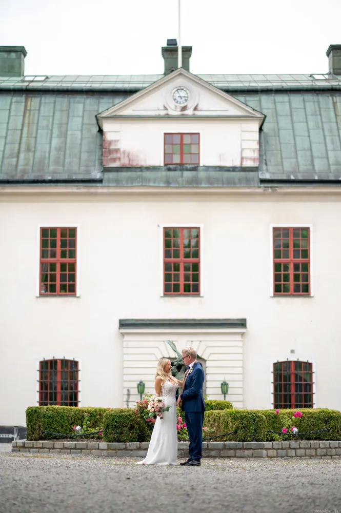 Sandra & Roger, Parbild framför Häringe Slott