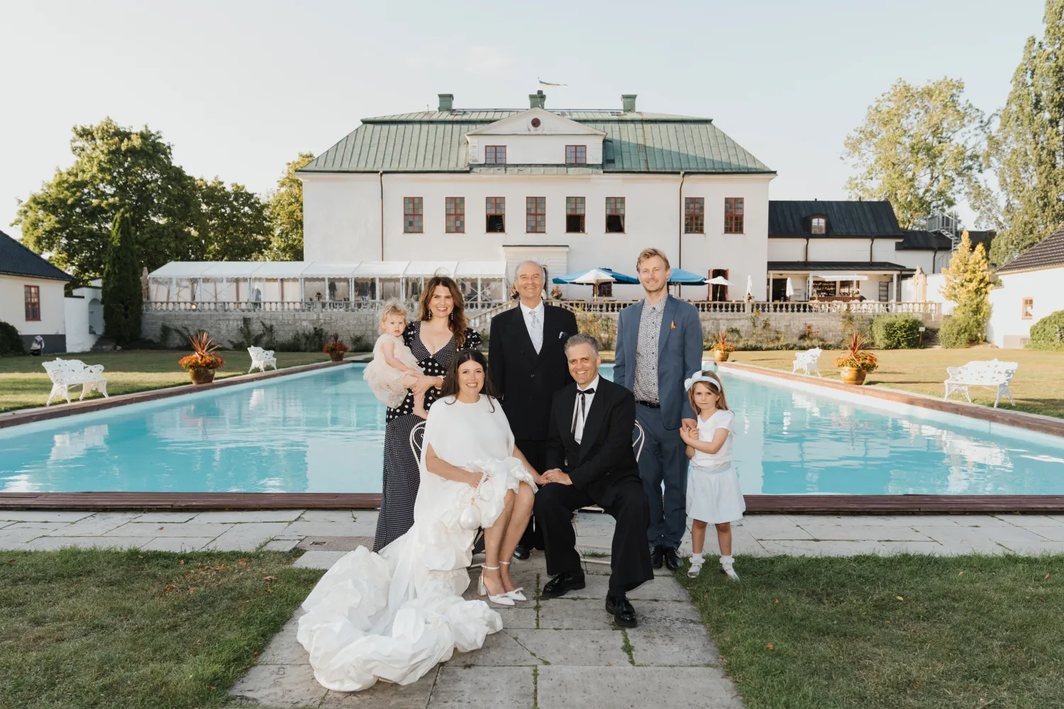 Billie & Nick, Familjebild framför poolen